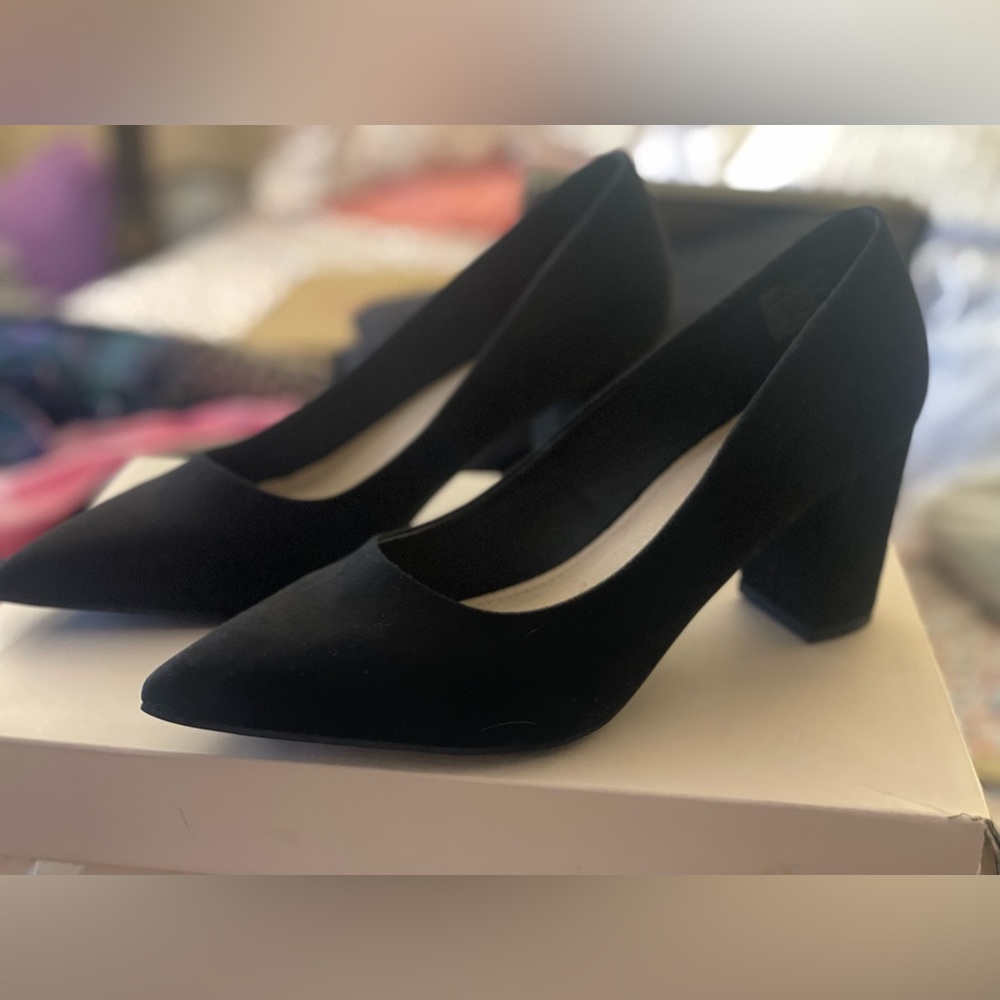 Black suede pumps 👠
